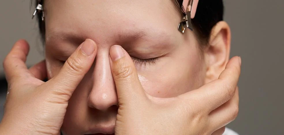 Mujer relajando sus ojos con masaje ocular